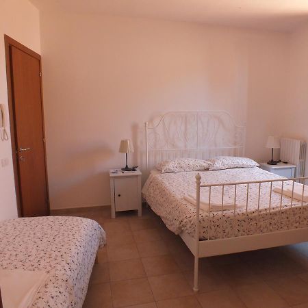 Il Torrione Bed & Breakfast เยซี ภายนอก รูปภาพ