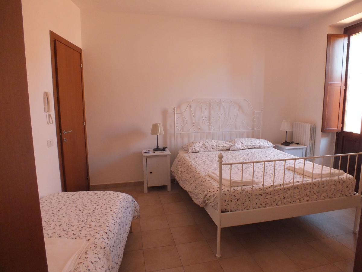 Il Torrione Bed & Breakfast เยซี ภายนอก รูปภาพ